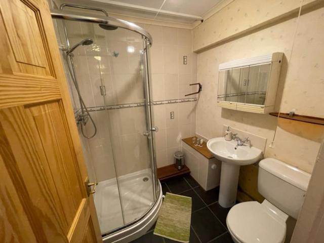 West End Hidden Gem - Modern 2-Bedroom Apartment With Residents Patio Glasgow Kültér fotó